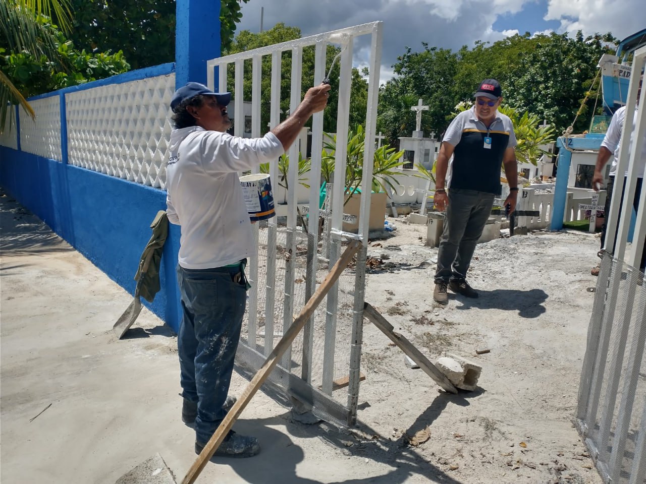 Limpian cementerios en Progreso